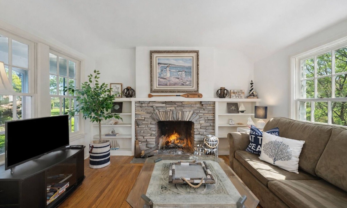 Fort Erie House | Charming Bunk Cottage on Beautiful Bay Beach!
