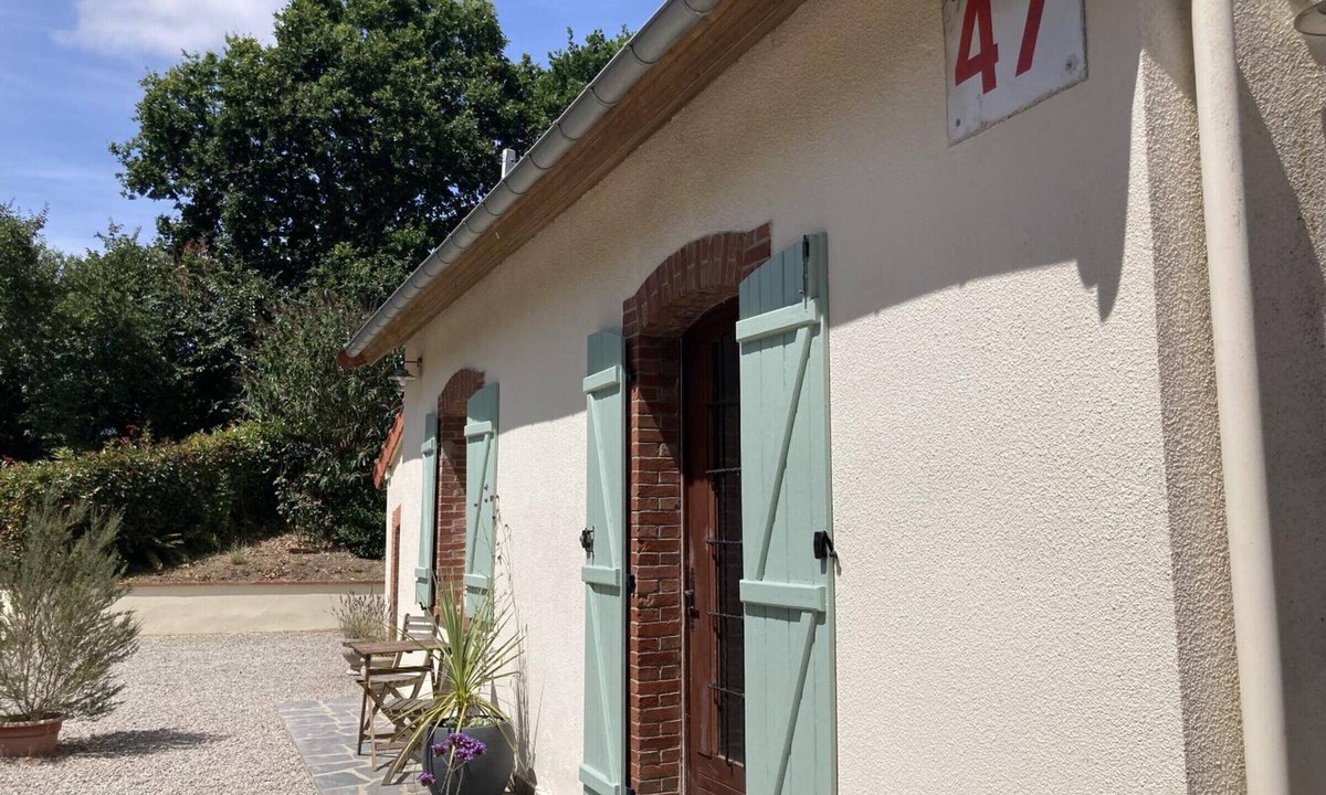 Neuville-en-Beaumont Cottage | Charming countryside house with terrace and private parking