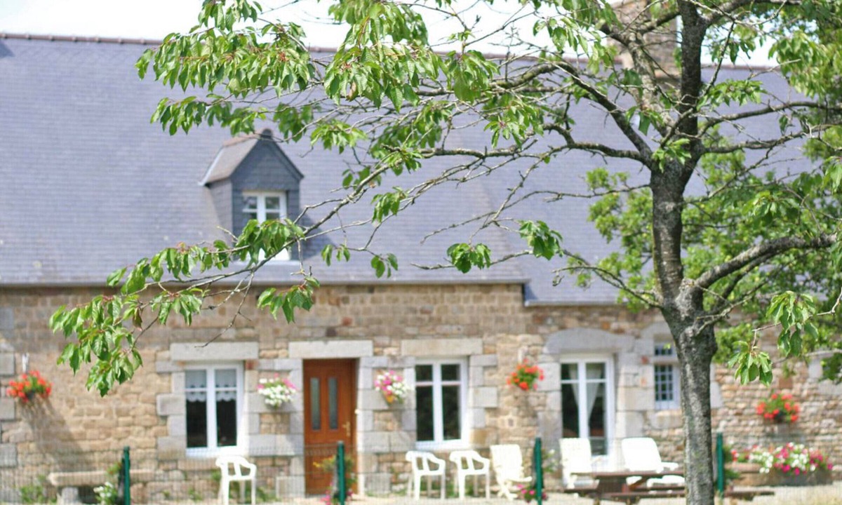 Villedieu-les-Poeles-Rouffigny Cottage | Charming cottage with fireplace and garden in a tranquil setting
