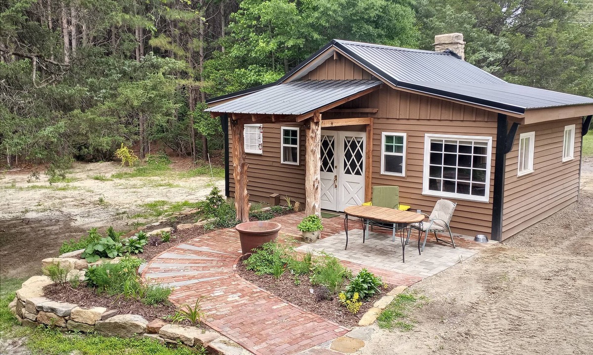 Henderson Cabin | Charming cabin get away w/walk-in shower, kitchenette, AC/heat, WiFi
