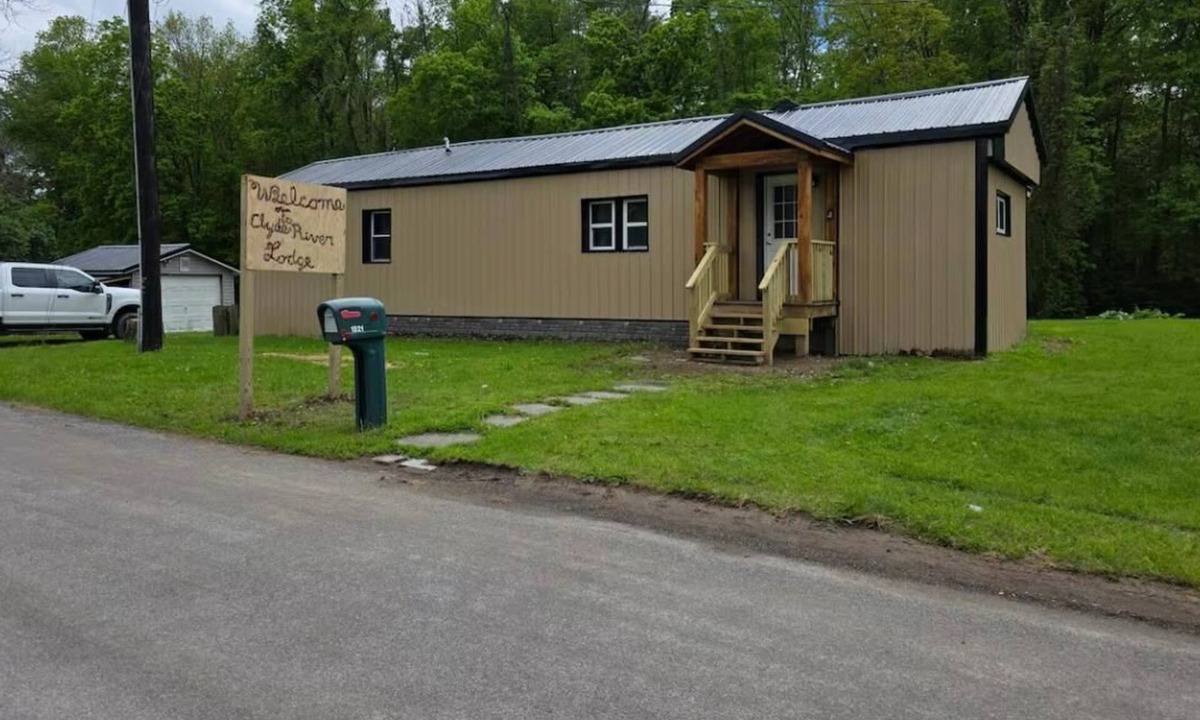 South Butler Cabin | Charming Cabin in Clyde, with a relaxing hot tub!