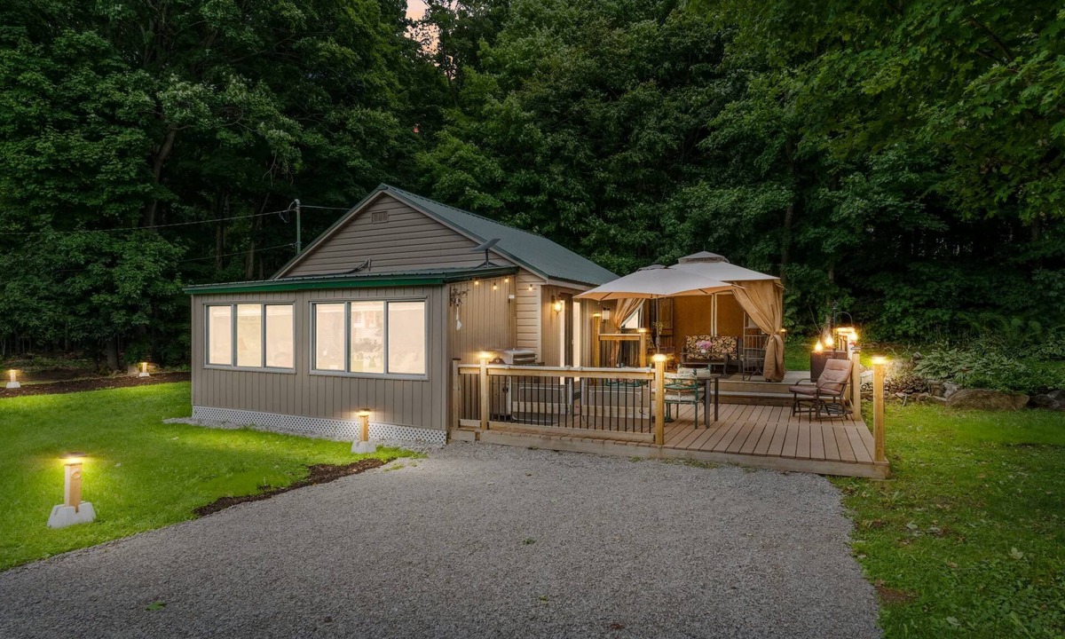 Lyndhurst House | Charming Cabin w Large Yard—Near Rideau Lakes