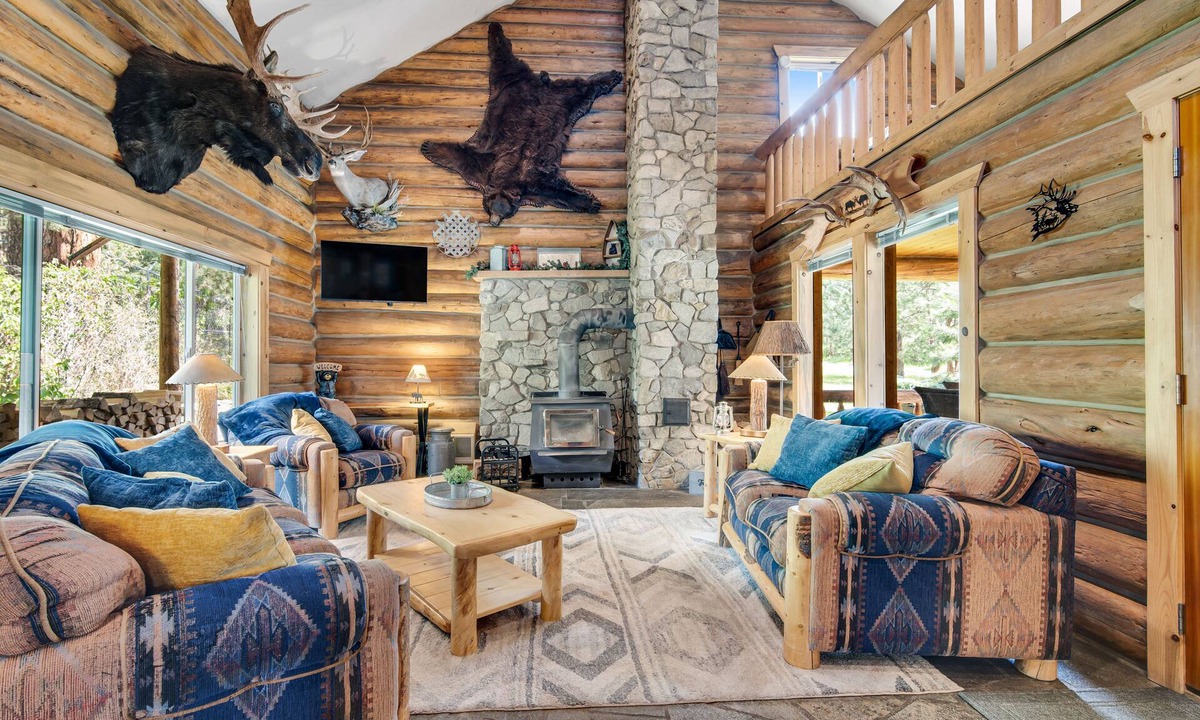 Gibbonsville House | Charming cabin with fireplace, loft, full kitchen, & W/D