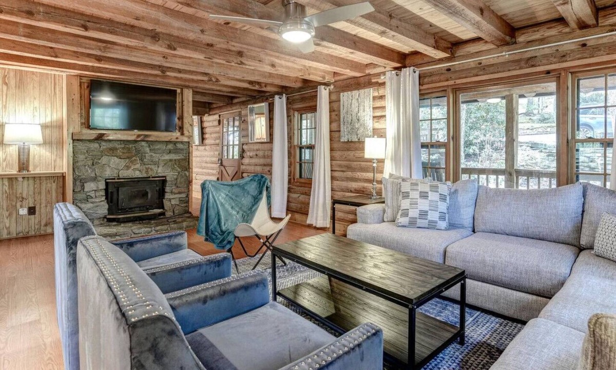Royal Pines Cabin | Charming Cabin with Fire Pit