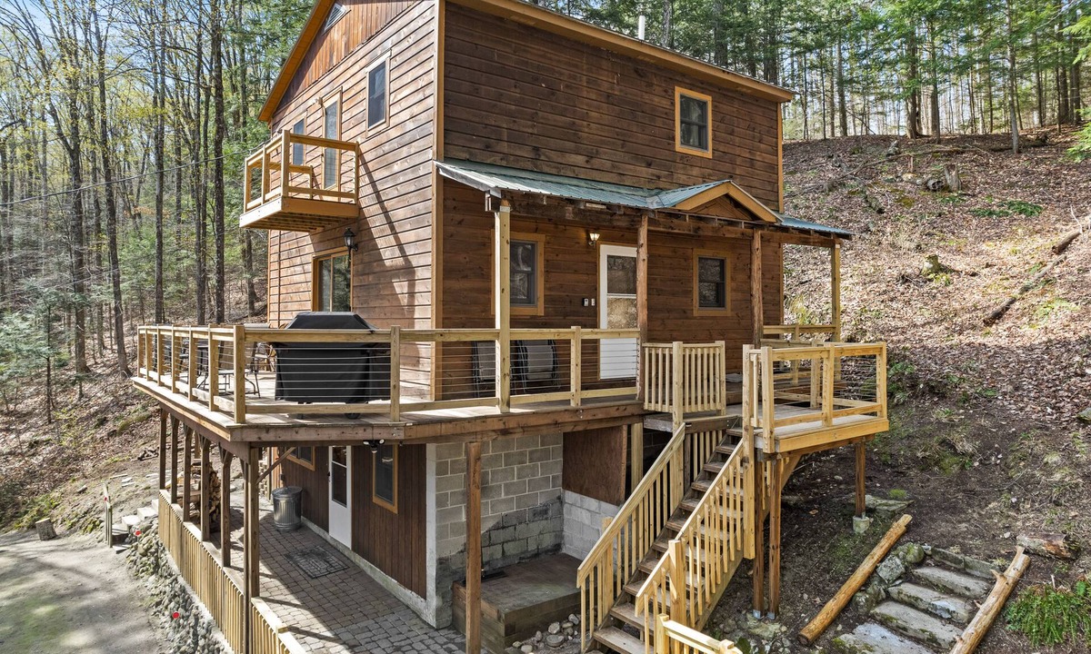 Warrensburg House | Charming cabin with three river-view decks & private setting