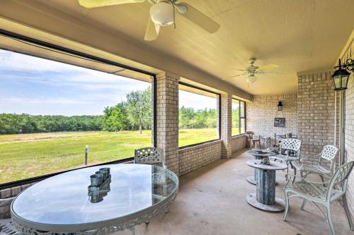 Cameron House | Charming Cameron Farm Retreat ~ 41 Mi to TAMU