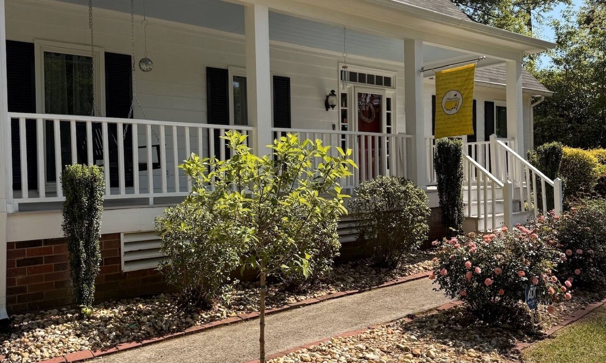 Augusta House | Charming Cape Cod Style Home-Masters Rental