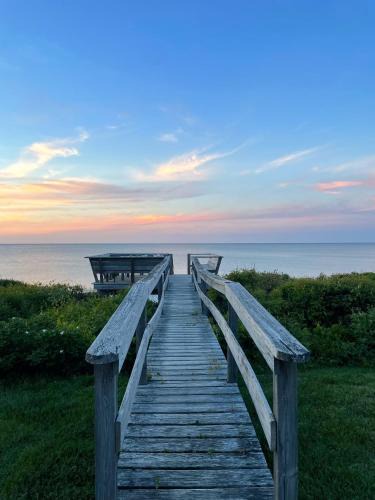 East Sandwich House | Charming Cape Cottage—Ocean Views Private Beach