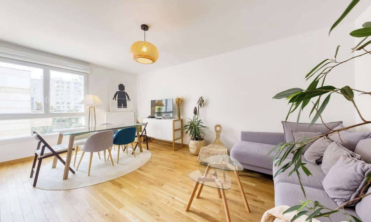 Levallois-Perret Apartment | Charming central apartment with Balcony and City View