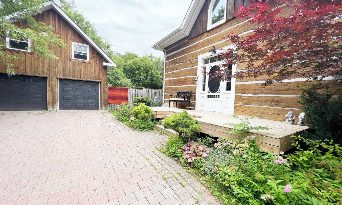 Barrie House | Charming century log home steps away from Lake & cross the park