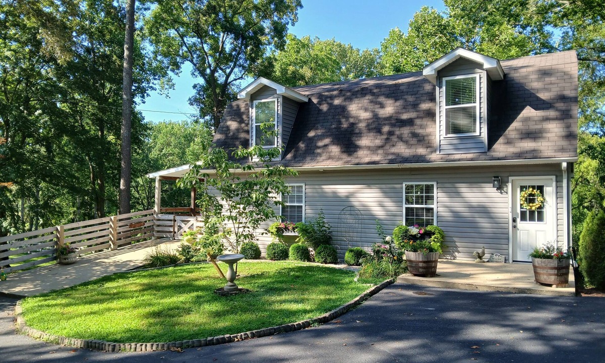 Bowling Green Cabin | Charming Chalet.In Bowling Green