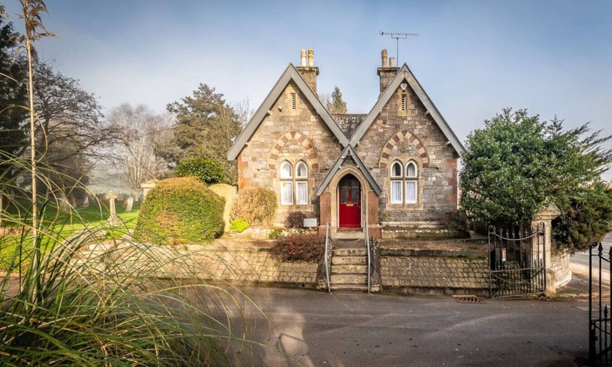 Exeter Apartment | Charming character lodge in cemetery grounds