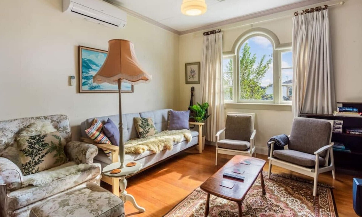 Mount Roskill House | Charming Character Mount Roskill Retreat | Parking