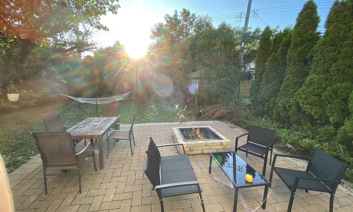 Avondale Apartment | Charming Chicago Retreat with Modern Comforts - Spa Bath