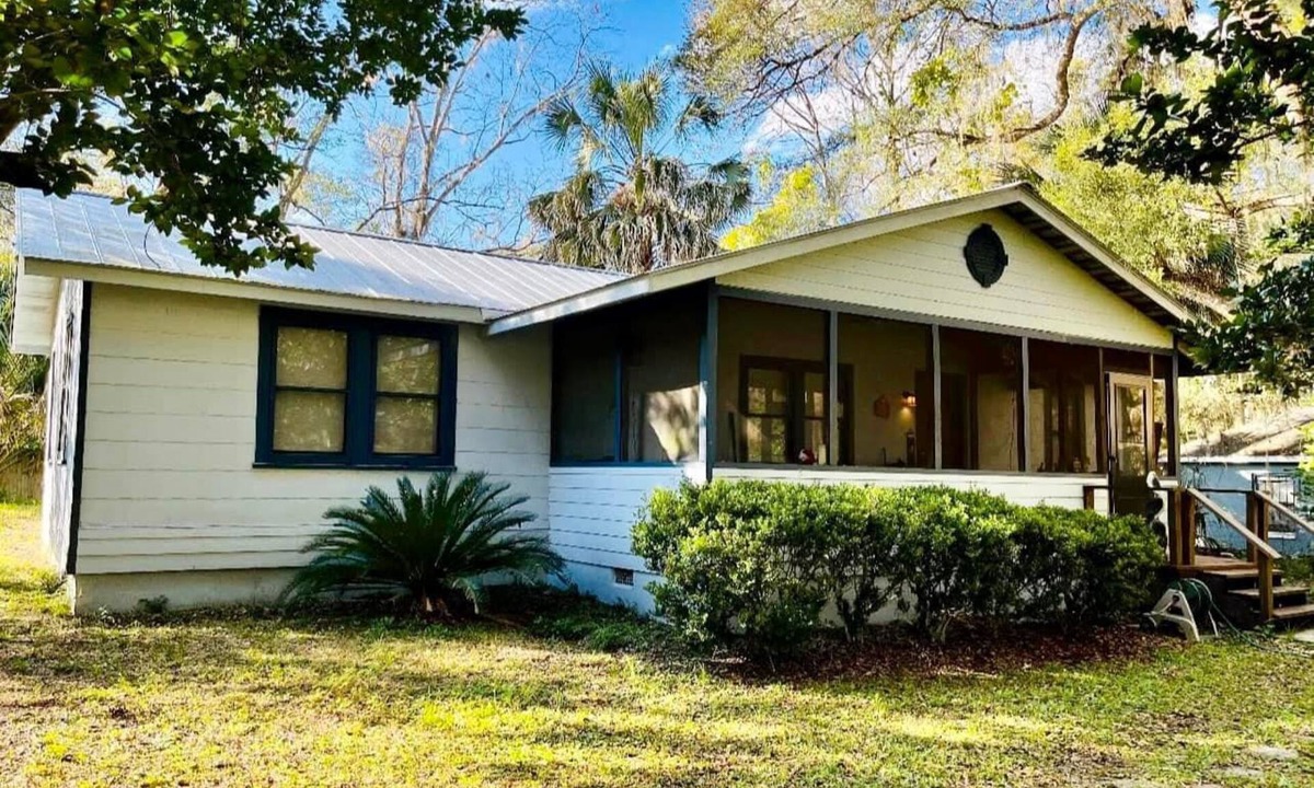 Micanopy Cottage | Charming, Clean/Cozy home one block from Downtown!
