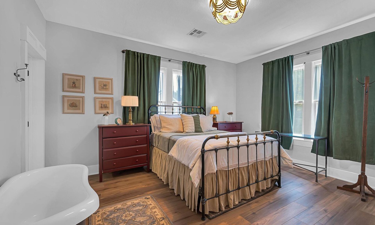 Brookview House | Charming Clementine 2-bedroom midterm house in peaceful Waco- FULLY FURNISHED