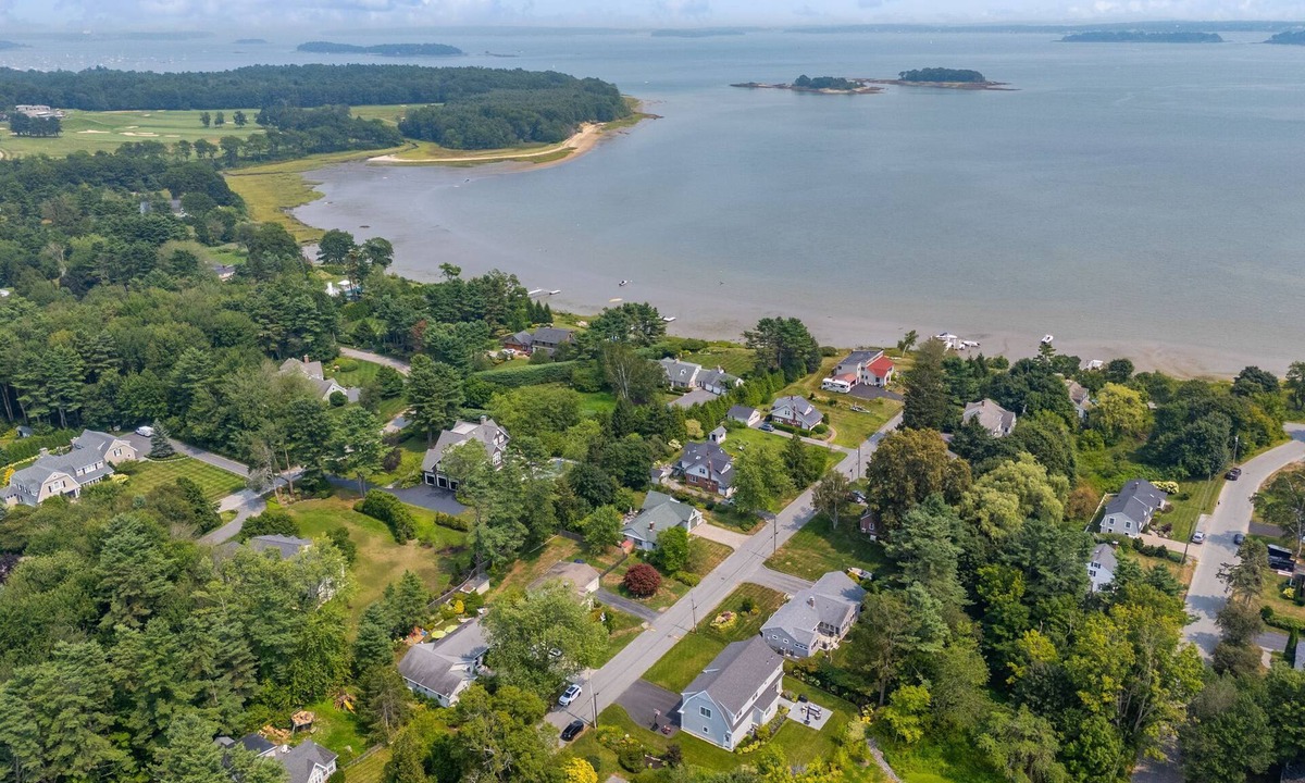 Portland House | Charming Coastal Falmouth 2BR Retreat – Minutes to Portland