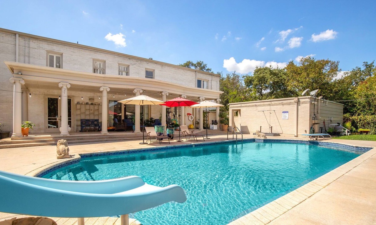 Oak Park - Northwood Villa | Charming Colonial Villa with Sparkling pool