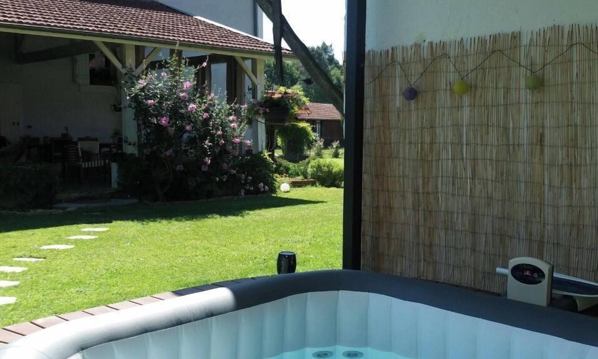 Bourriot-Bergonce Apartment | Charming, comfortable studio with jacuzzi