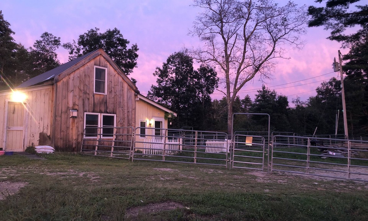 Madison Cottage | Charming Comfortable Cottage at Windcroft Stables