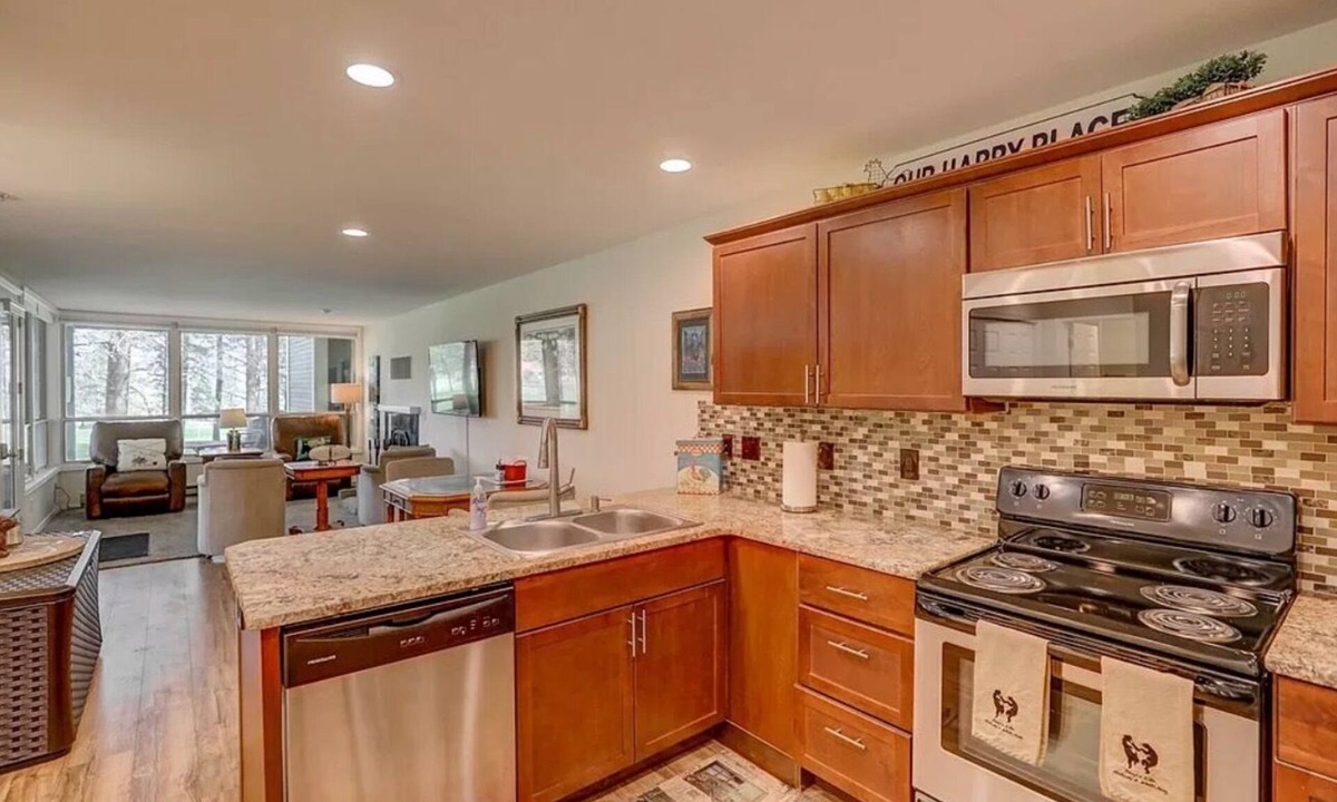 New Meadows Condo | Charming condo on the golf course. 15 min from McCall.