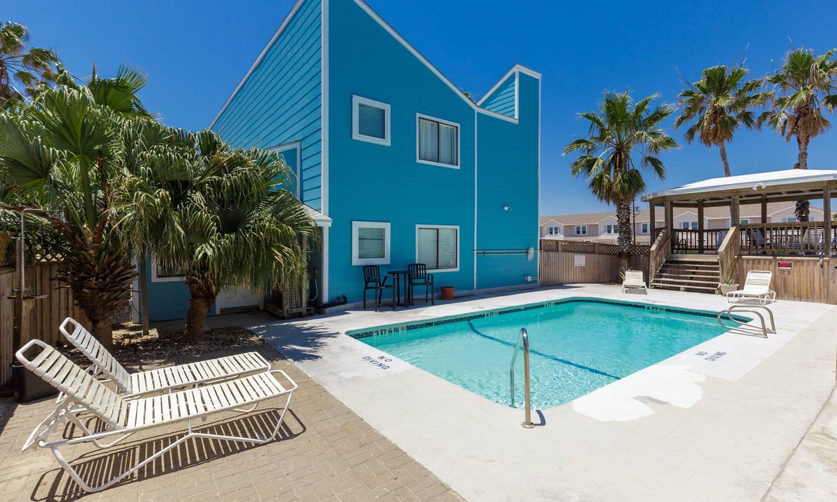 Corpus Christi Condo | Charming condo. Sleeps 4-Pool. Walk to beach! 2nd Floor.