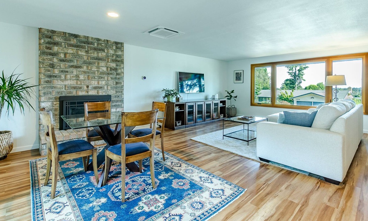 Friendly House | Charming contemporary home nestled in S. Eugene