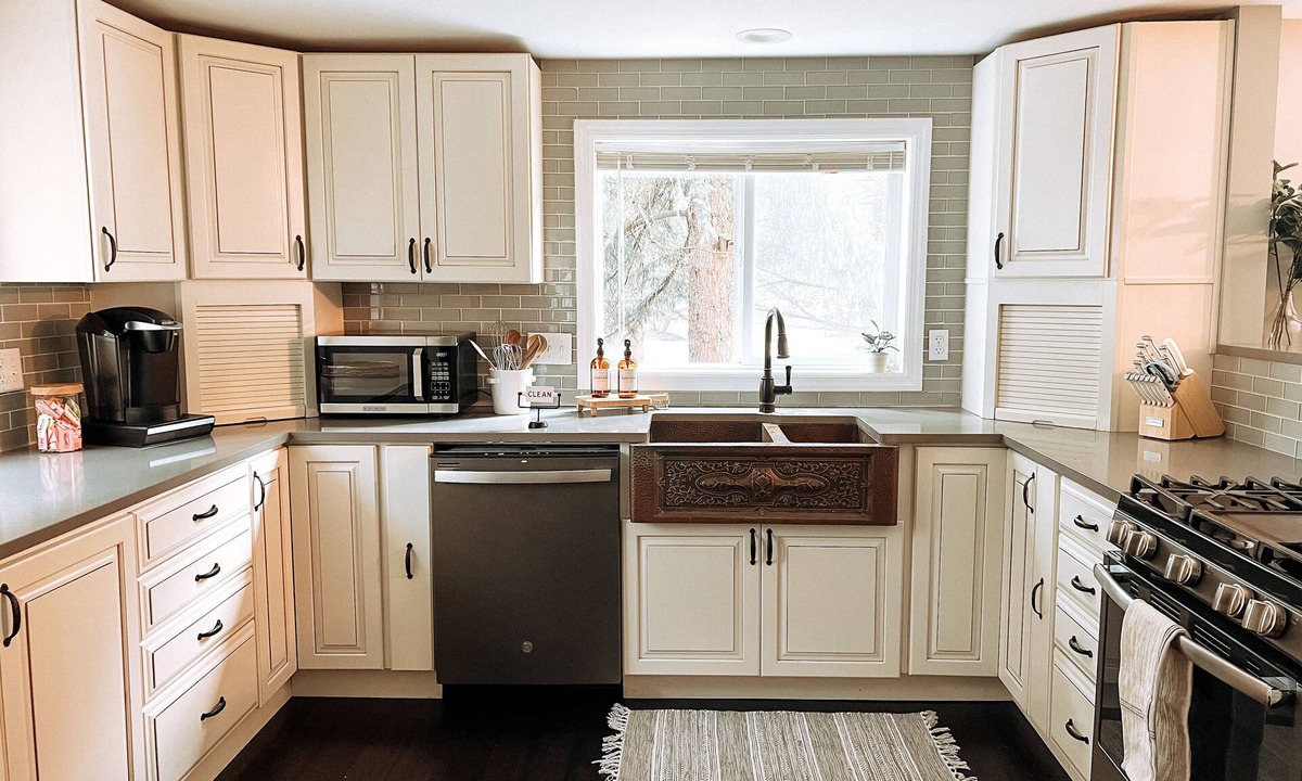 Big Flats Airport House | Charming & Convenient Home WITH HOT TUB