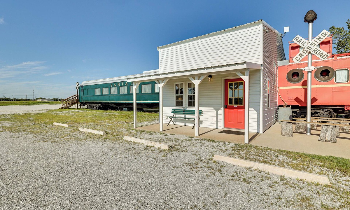 Duenweg Apartment | Charming Converted Railcar Studio in Joplin!