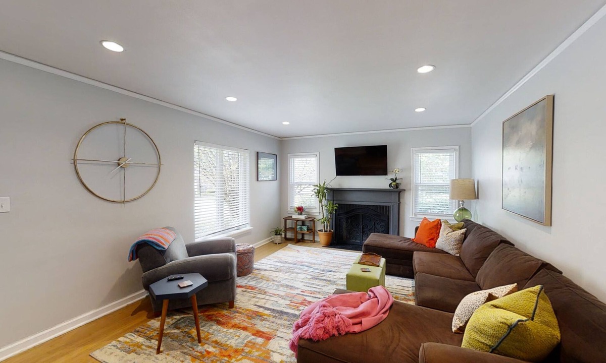 Tulsa House | Charming corner. 1 block from Tulsa Expo! Big yard. Dog friendly!