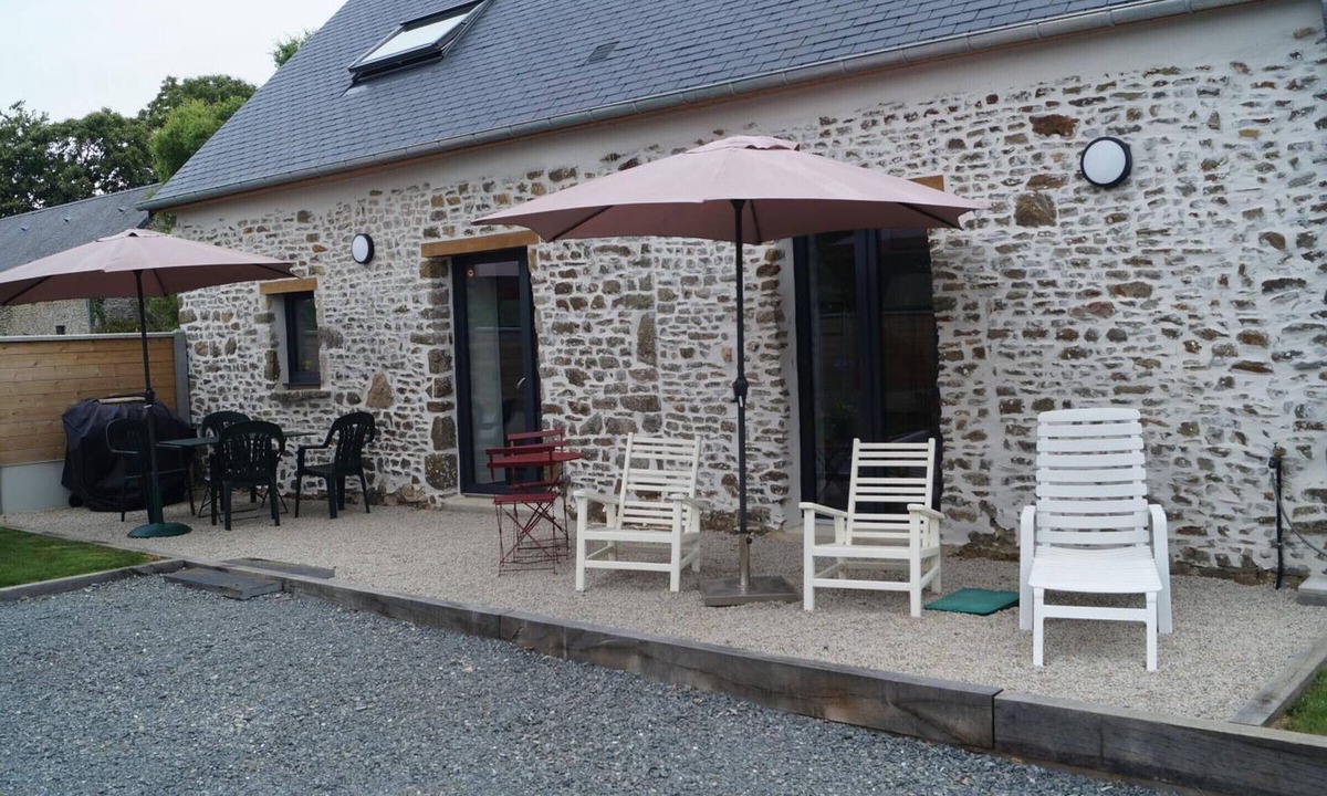 Portbail Cottage | Charming cottage on hillside - Private garden, parking