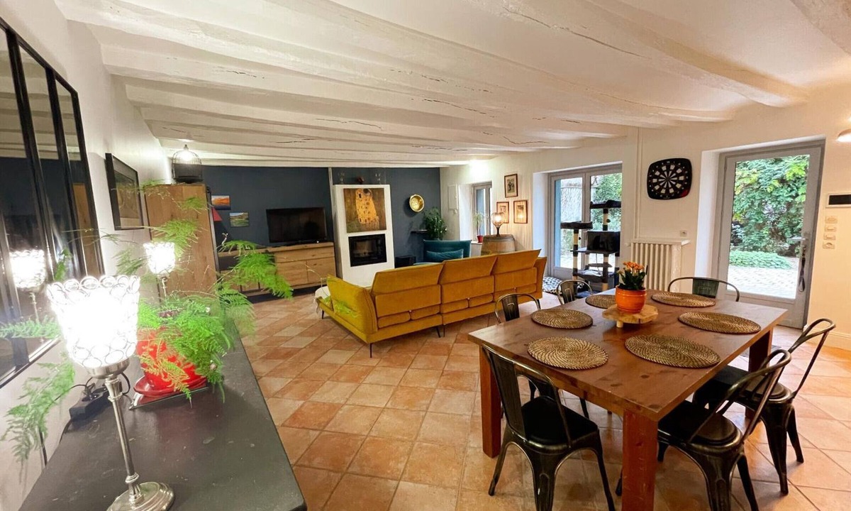 Chambray-les-Tours Cottage | Charming cottage with enclosed garden and pets allowed