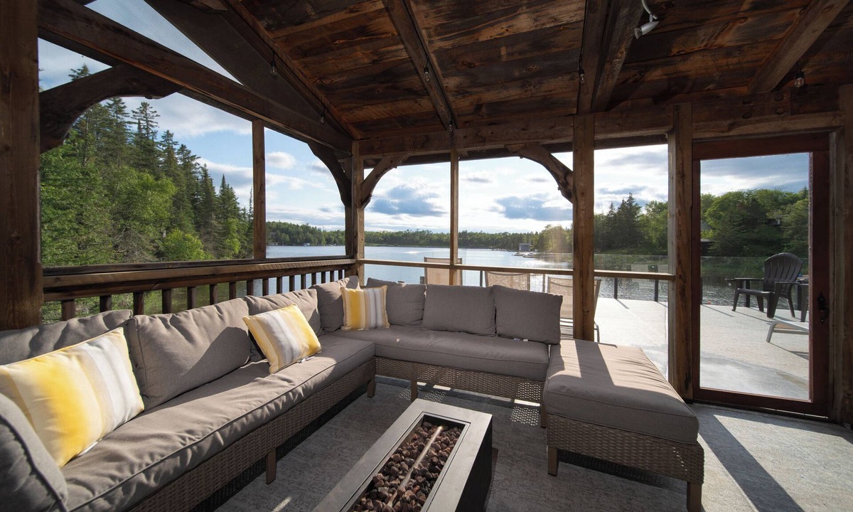Whiteshell Cabin | Charming Cottage- lakefront, hot tub, snowmobiling