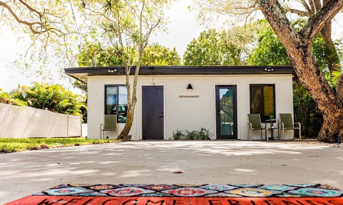 Croissant Park Cottage | Charming Cottage close to Downtown FTL!