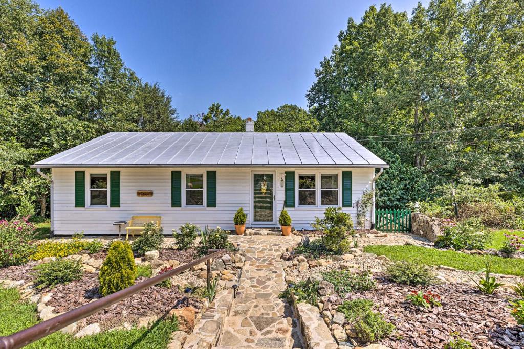 Nellysford House | Charming Cottage < 10 Mi to Wineries & Skiing!