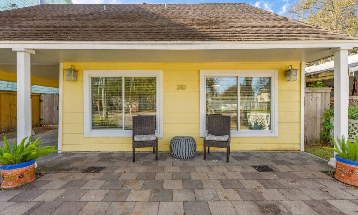 Clear Lake Shores Cottage | Charming Cottage Close to Kemah Boardwalk
