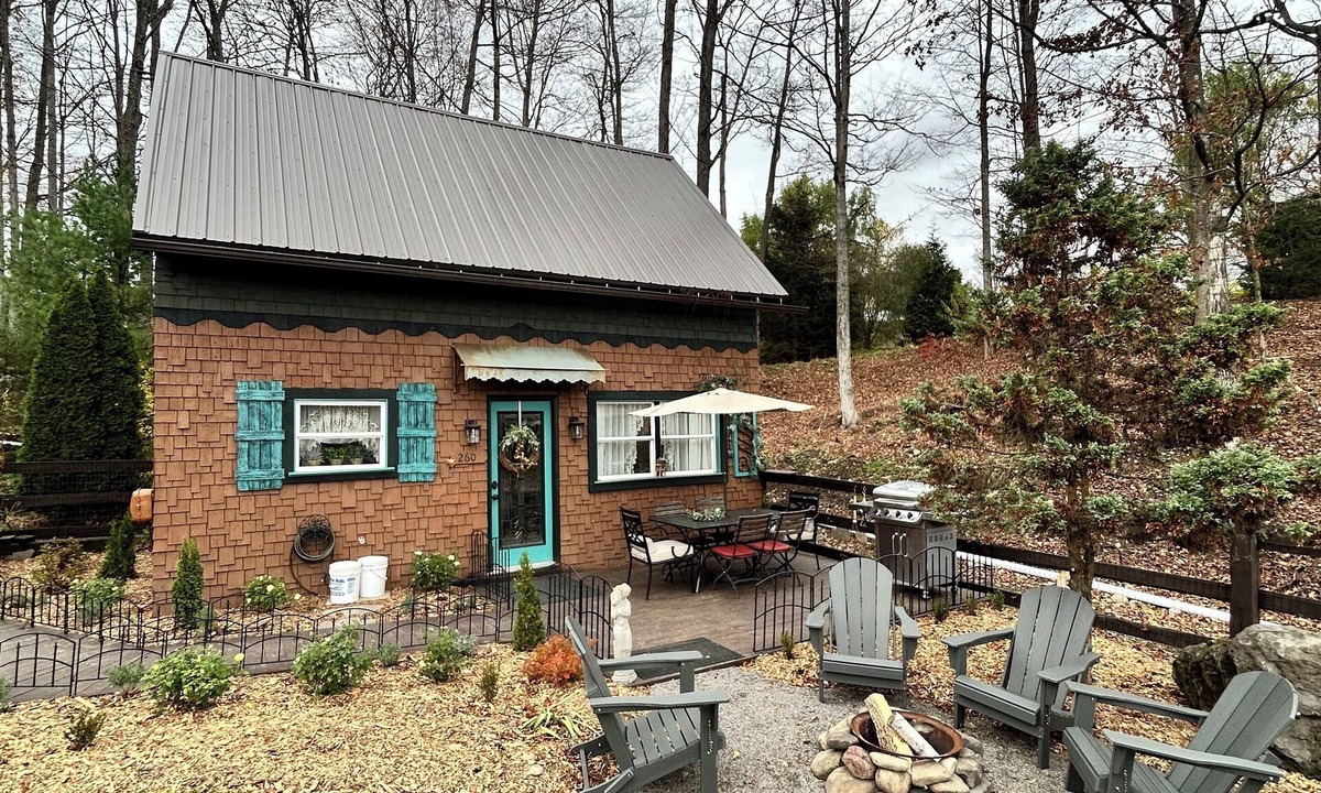 Caroline Cottage | Charming Cottage Escape- Pets Welcome-Thistle Bach