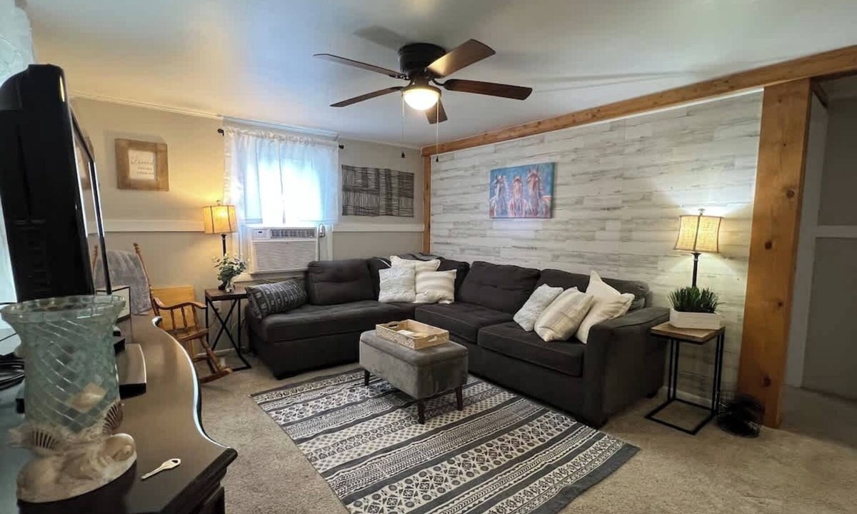 Crystal River Cottage | Charming Cottage, fenced backyard & boat parking