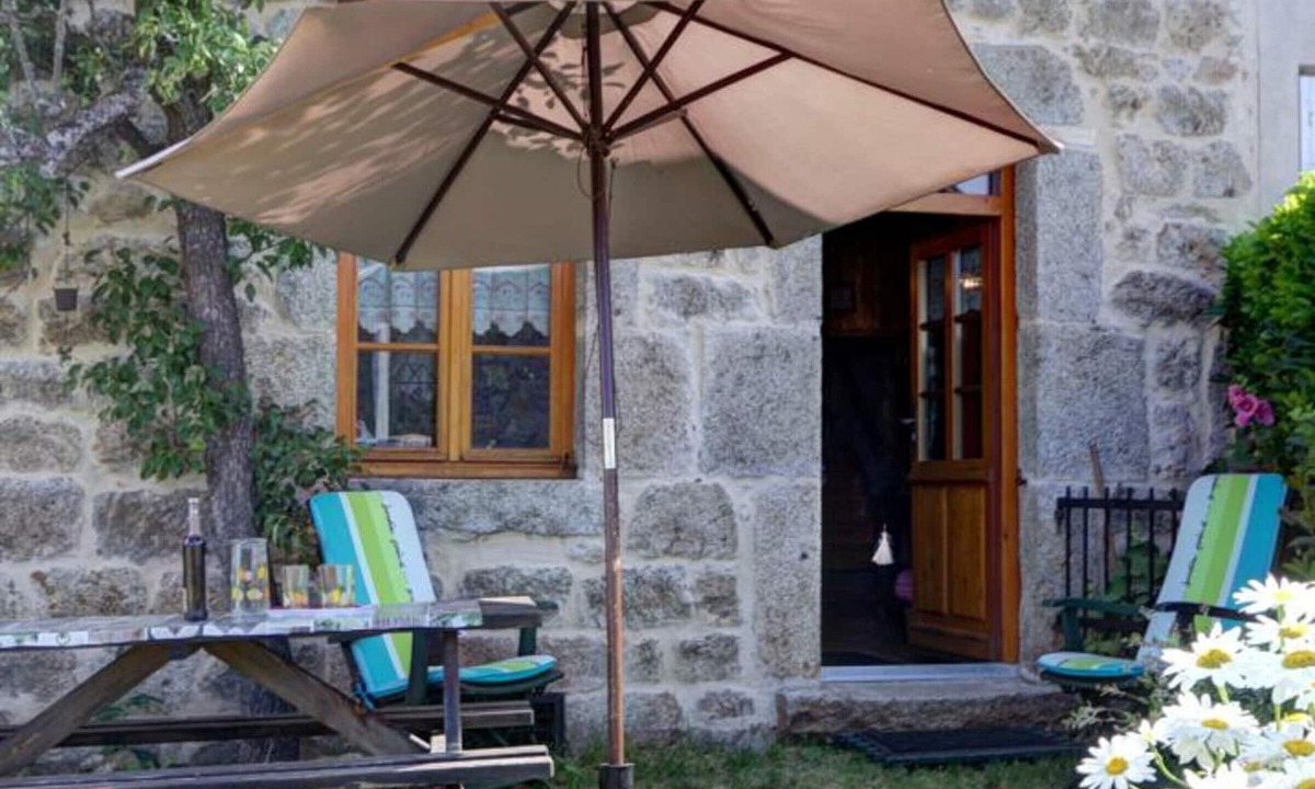 Estivareilles Cottage | Charming Cottage with Garden in Estivareilles