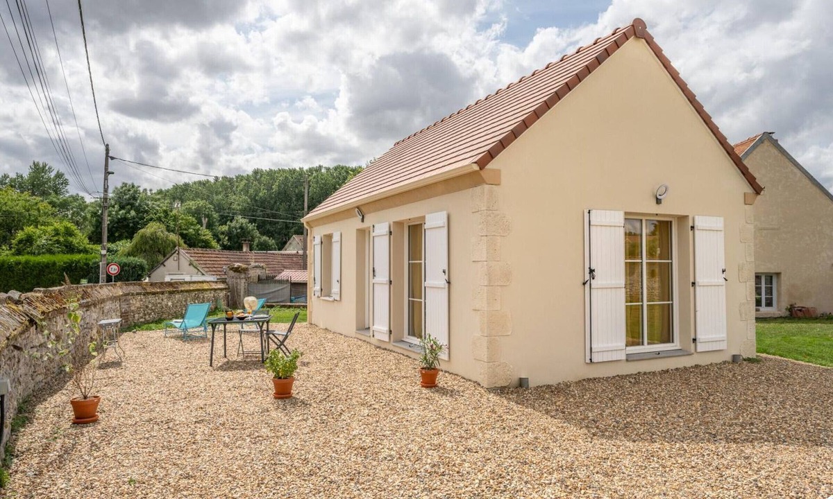 Fay-les-Etangs Cottage | Charming cottage for 2 with garden and wifi