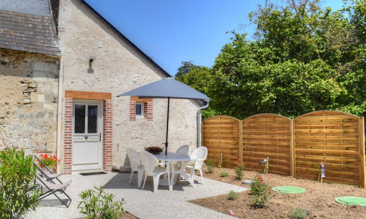 Joue-les-Tours Apartment | Charming Cottage in Orchard with Modern Amenities & Scenic Views