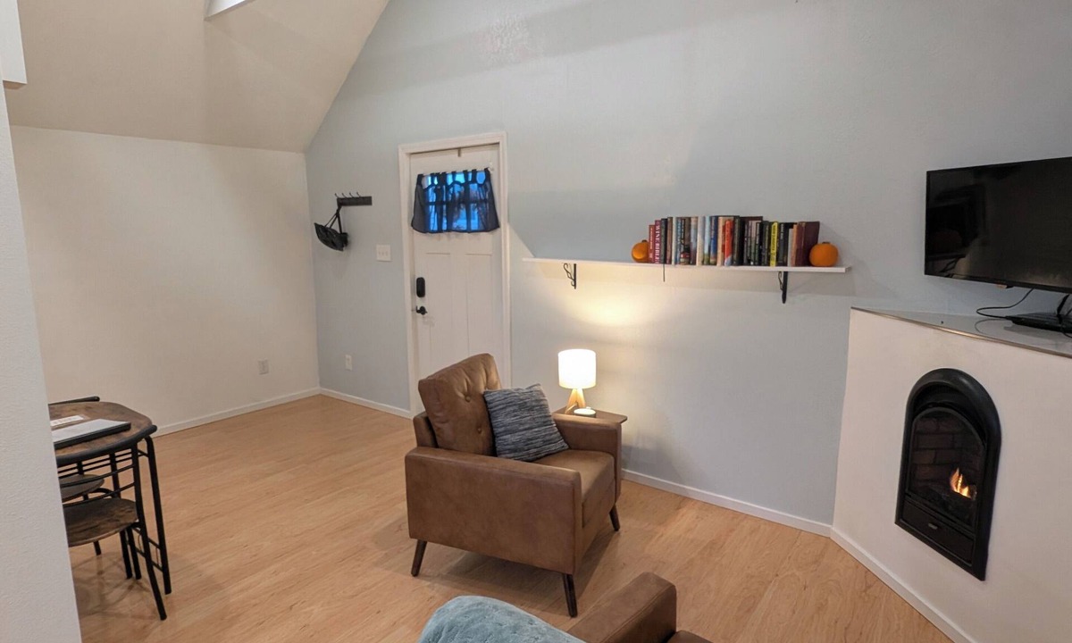 Northeast Neighbors Cottage | Charming Cottage in Central Salem