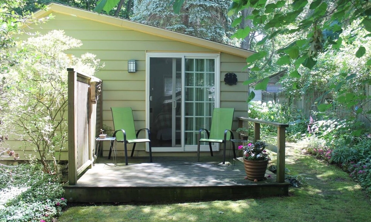 Saugatuck Cottage | Charming Cottage in Historical Dist with Beautiful Gardens-5 Minute Walk to Town