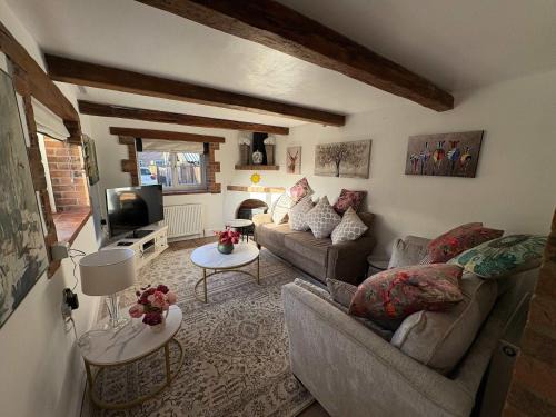 Holt House | Charming Cottage in Holt with Parking