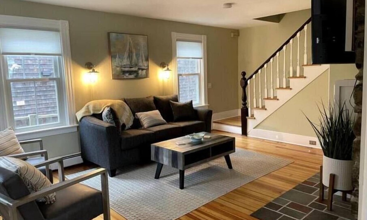 Shoreby Hill House | Charming Cottage in Jamestown