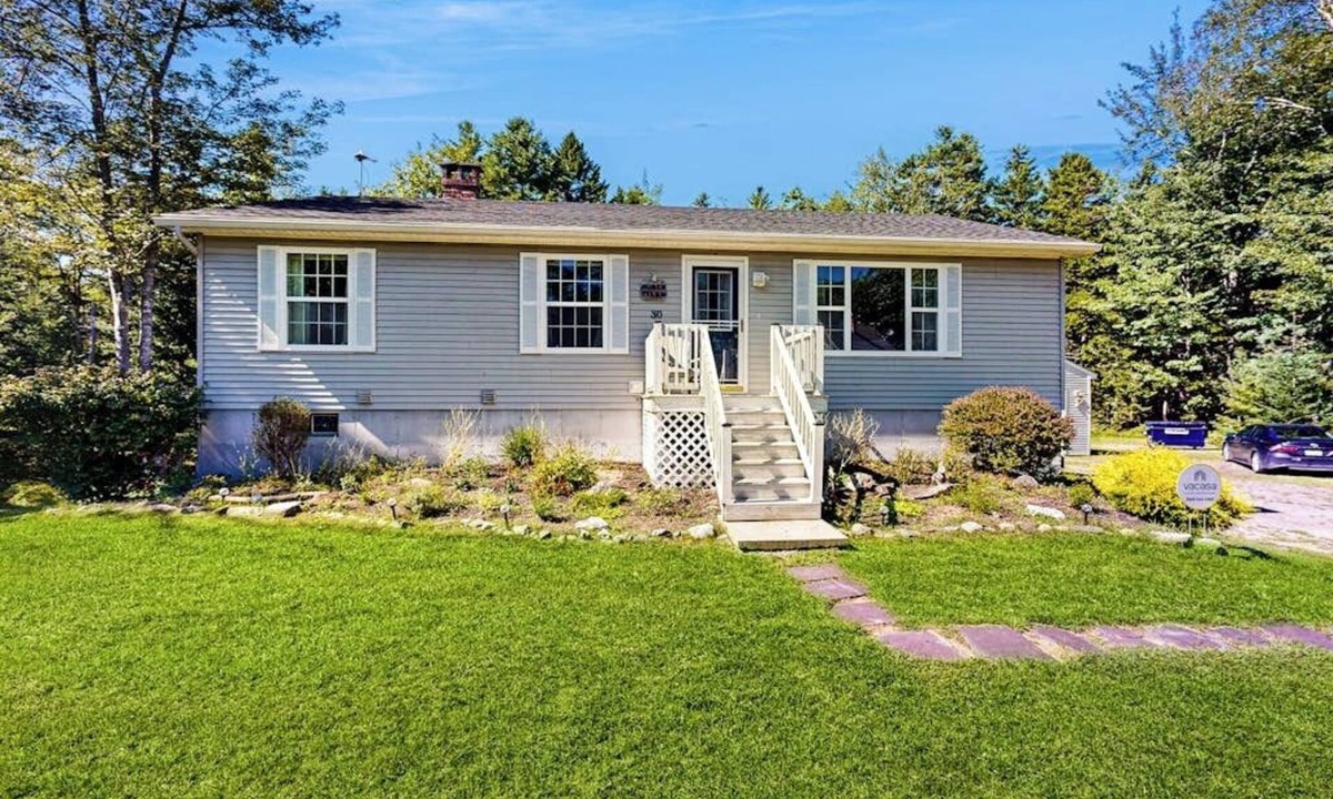 Five Islands House | Charming cottage near the beach with balcony, deck, grill, fireplace - dogs OK