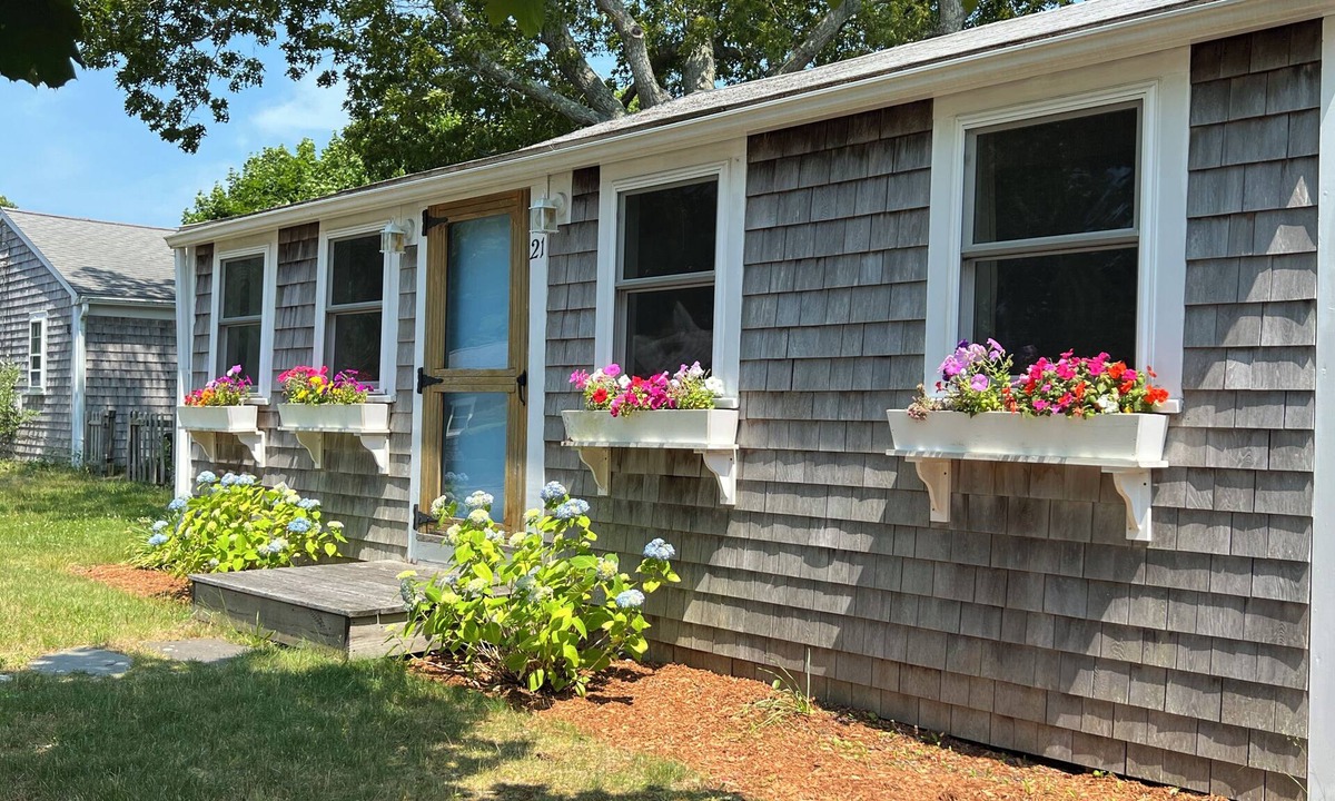 West Yarmouth Cottage | Charming Cottage near Beach and Ferry