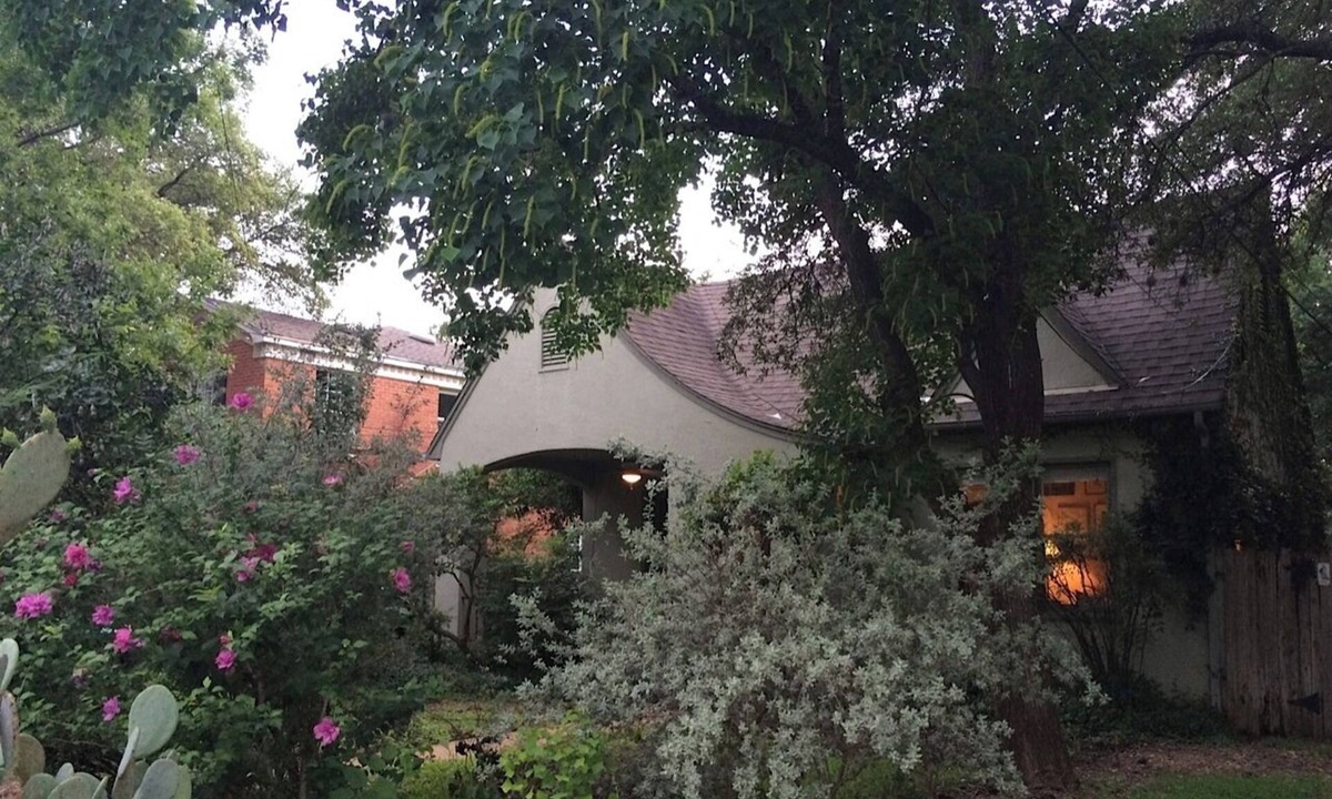 West Campus Cottage | Charming Cottage near UT