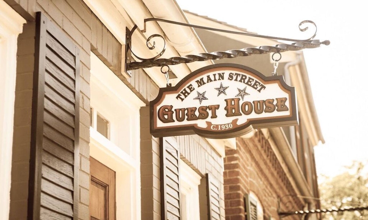 St. Charles House | Charming Cottage on Main St. in Historic St. Charles! Jetted Tub, 2 Fireplaces!
