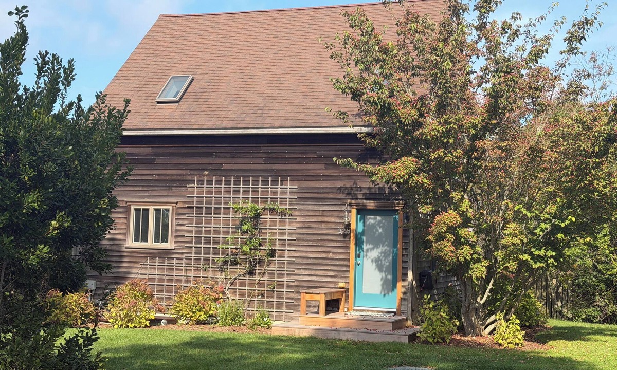 Monomoy House | Charming cottage on Polpis Bike Path